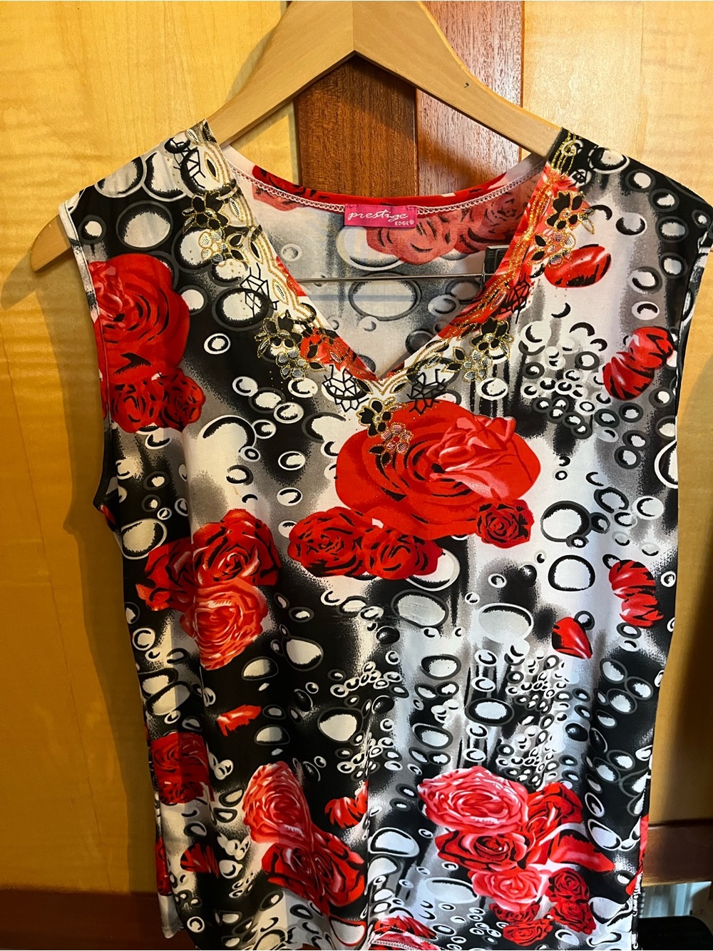 Sleeveless Embellished V-Neck Floral Top - Red & Black